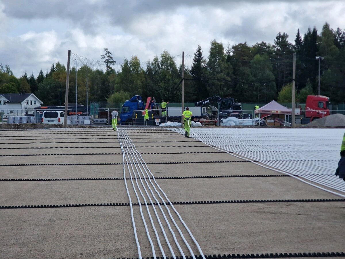 Rørlegging over baneflaten ved undervarmeanlegget på Råde, 2026.