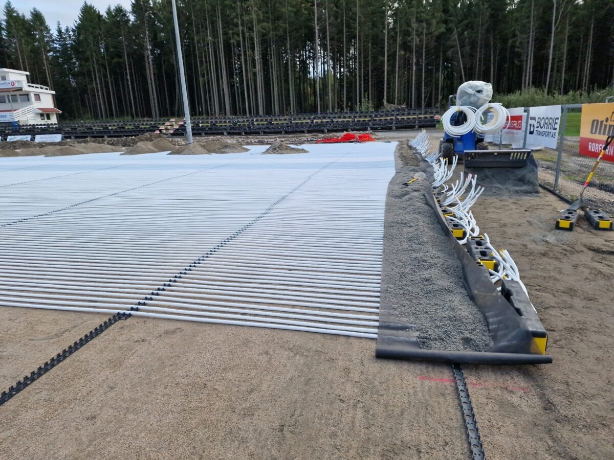 Rørlegging ved banekanten ved undervarmeanlegget på Råde, 2026.