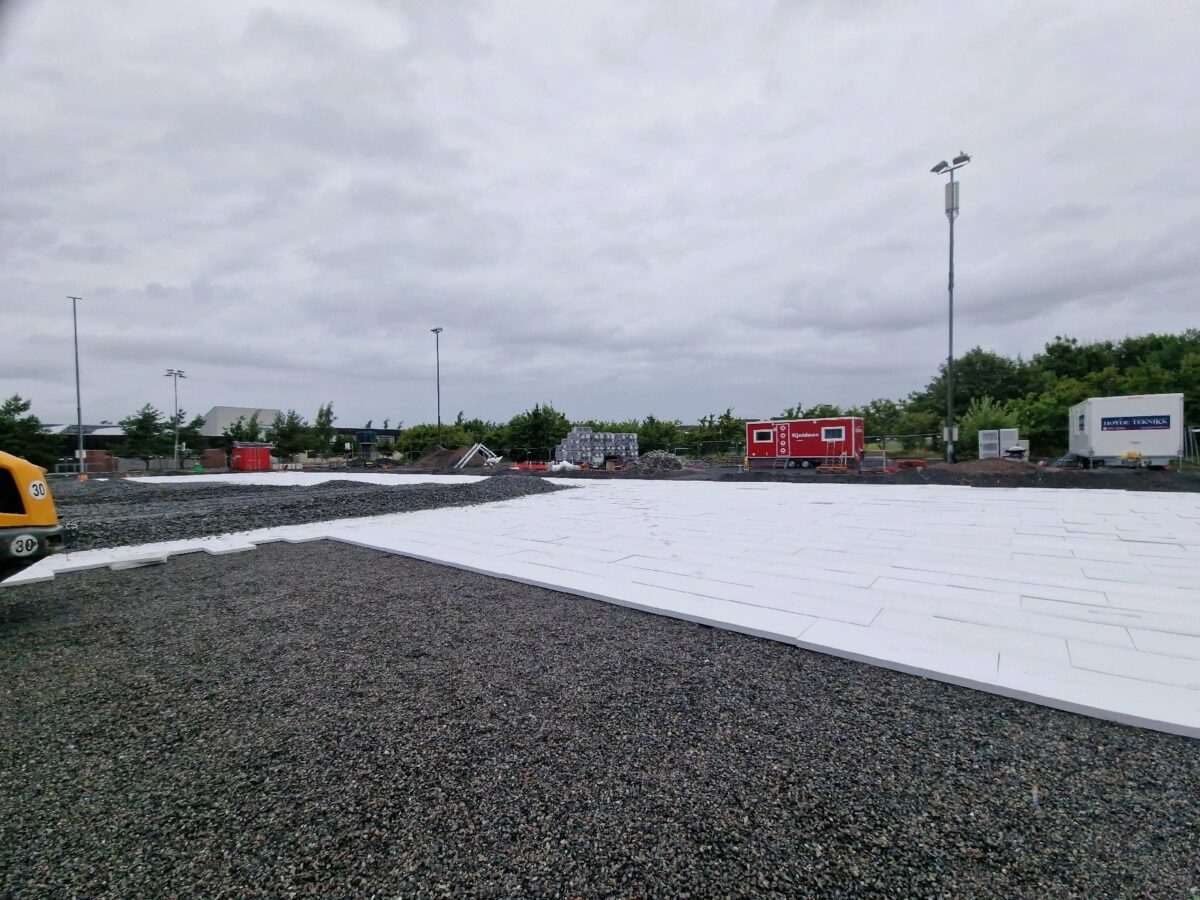 Isolert baneflate før rørlegging ved undervarmeanlegget på Storøya, 2026.