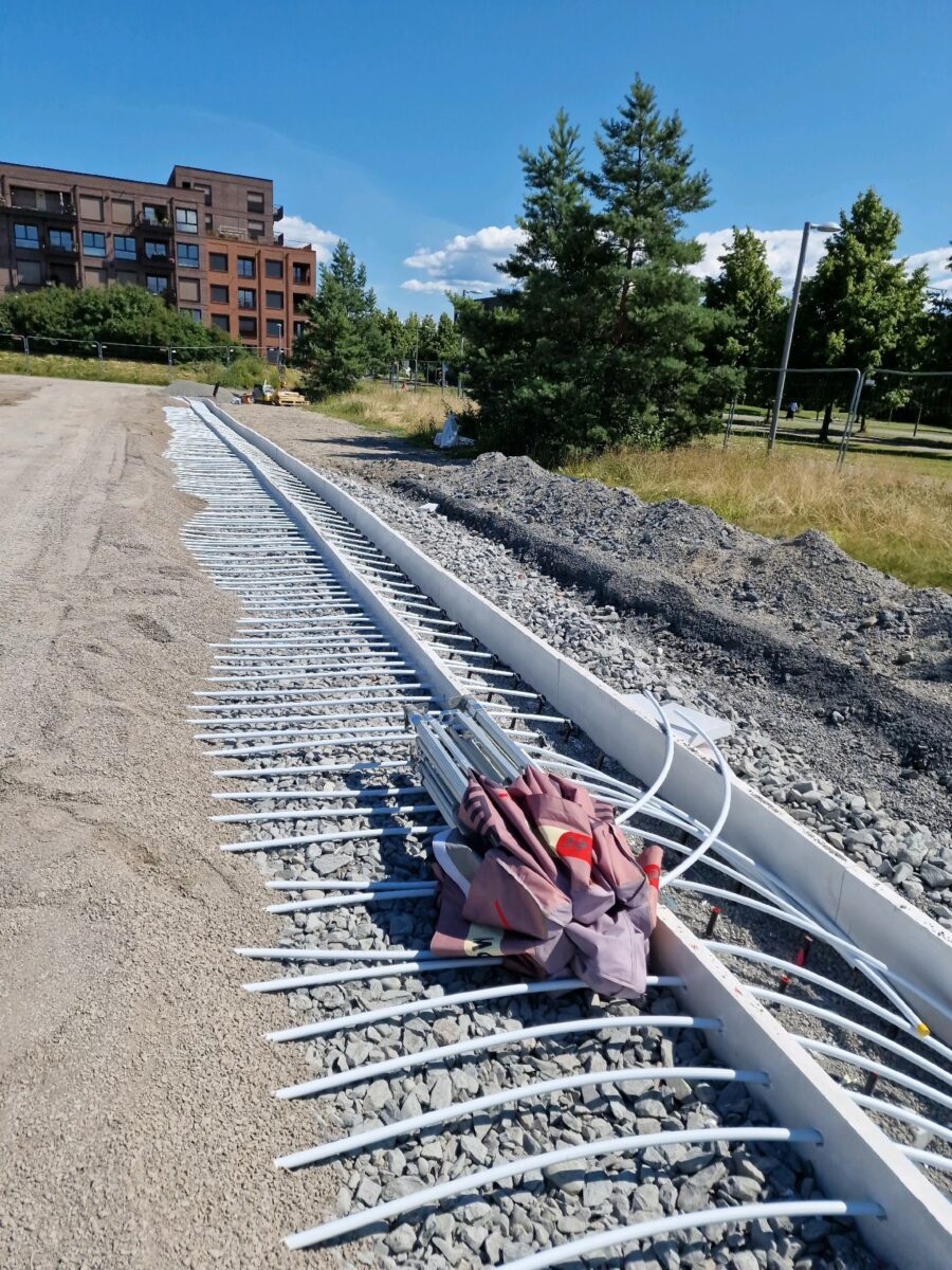 Rørfordeling langs banekanten ved undervarmeanlegget på Storøya, 2026.