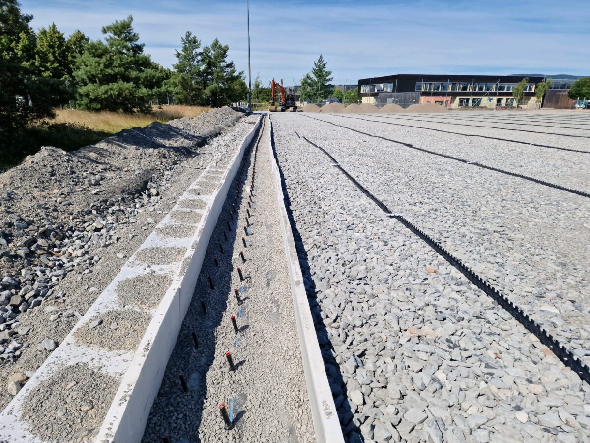 Rørkanal langs ferdig lagt rørfelt ved undervarmeanlegget på Storøya, 2026.