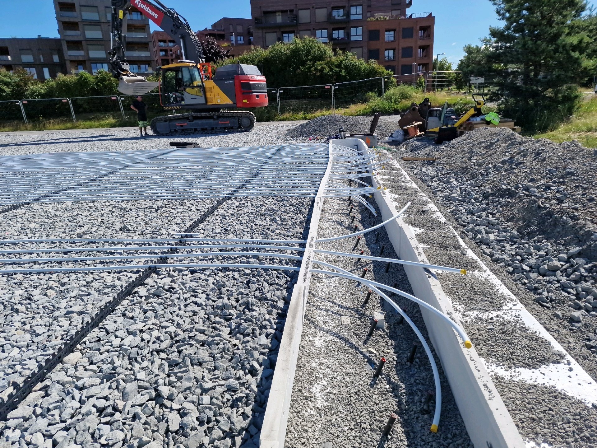 Undervarme på Storøya – fra rørgrøft til baneflate 3 Rørtilkoblinger langs banekanten ved undervarmeanlegget på Storøya, 2026.