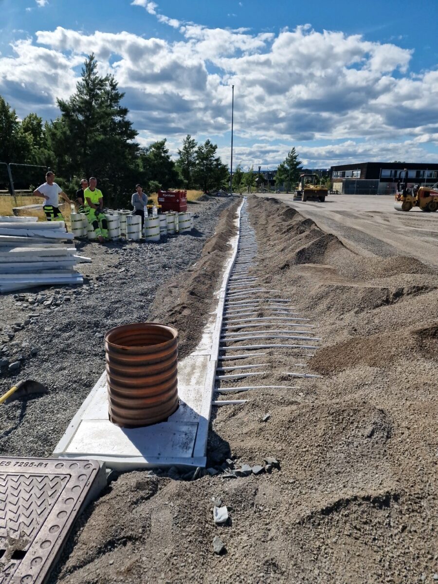 Isolert rørkanal før tilbakefylling ved undervarmeanlegget på Storøya, 2026.