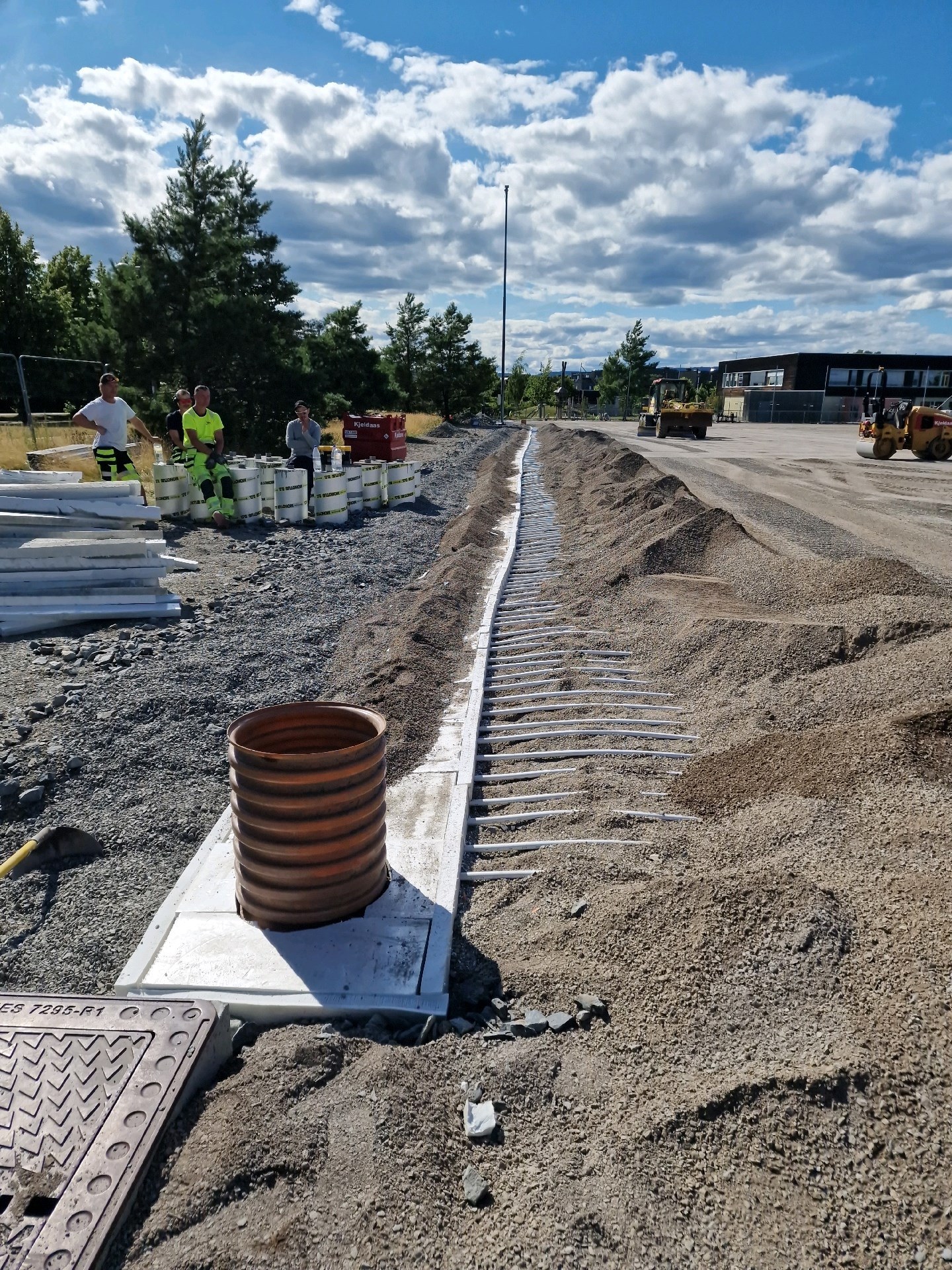 Undervarme på Storøya – fra rørgrøft til baneflate 5 Isolert rørkanal før tilbakefylling ved undervarmeanlegget på Storøya, 2026.