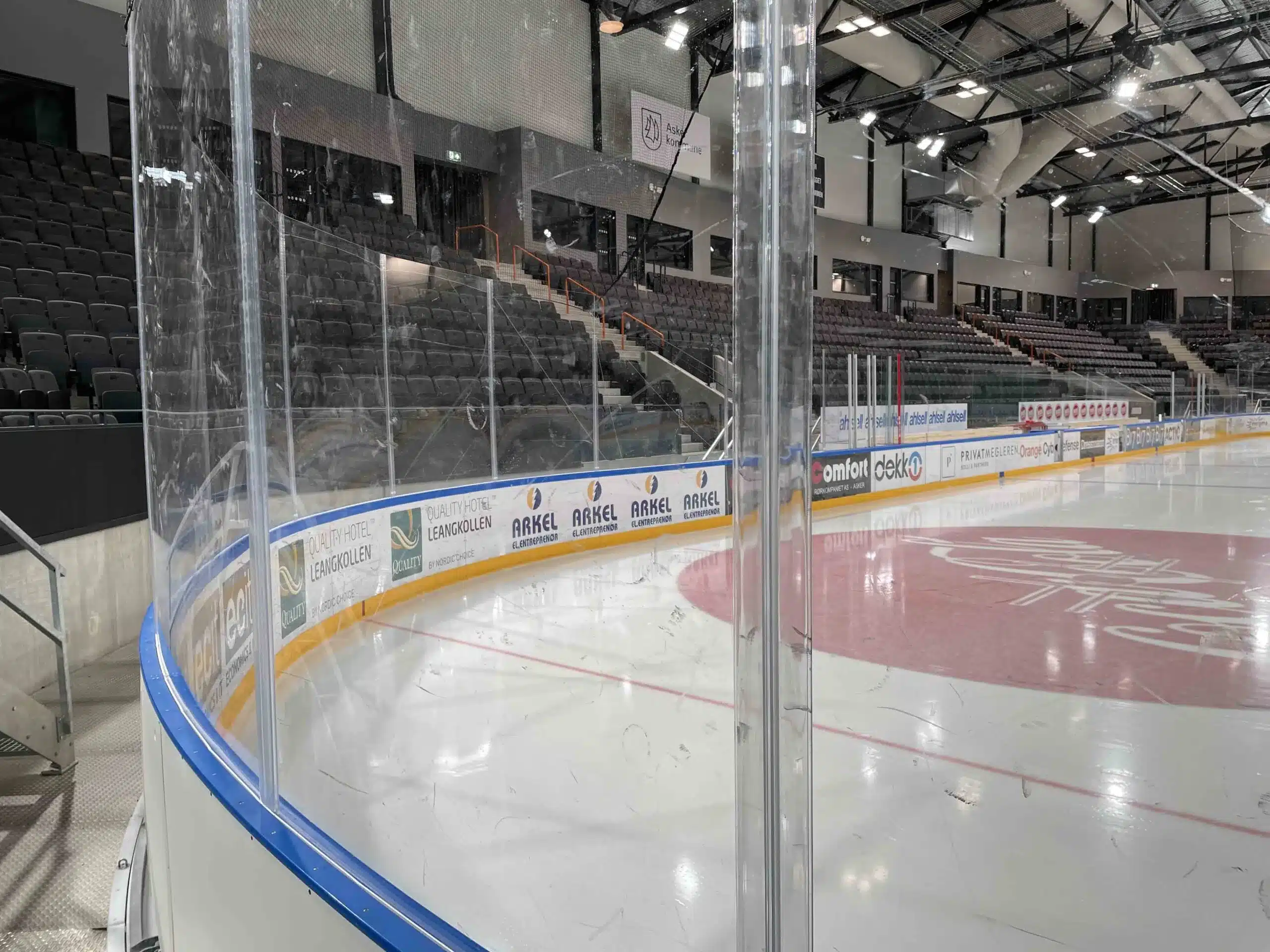 Varner Arena — innendørs ishall med isflate og vant