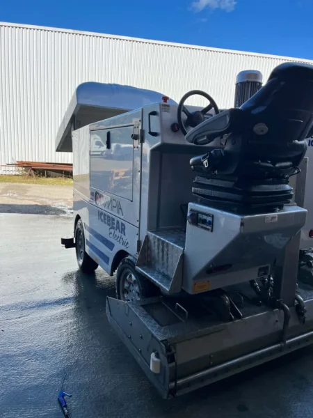 Olympia Icebear Electric – 2013 – Maskinen skrått bakfra med sideprofil