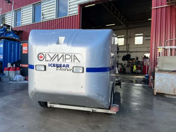 Olympia Icebear Electric – 2013 – Maskinen forfra med lukket snøtank