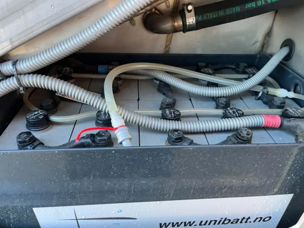 Olympia Icebear Electric – 2013 – Batterikasse, kabler og slanger for etterfylling av batterivann