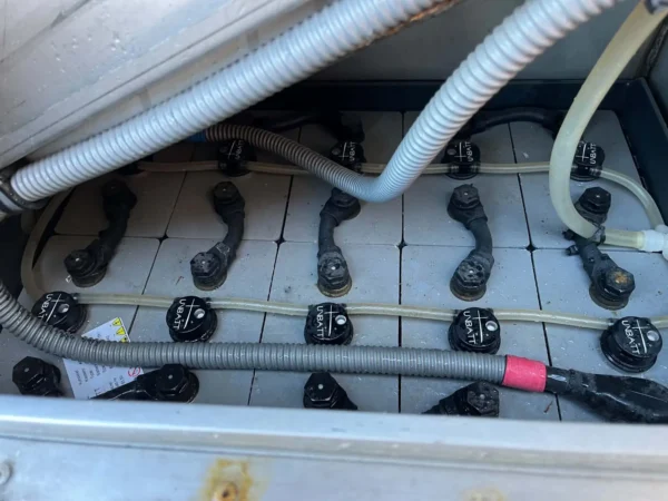 Olympia Icebear Electric – 2013 – Battericeller og slanger for etterfylling av batterivann sett ovenfra