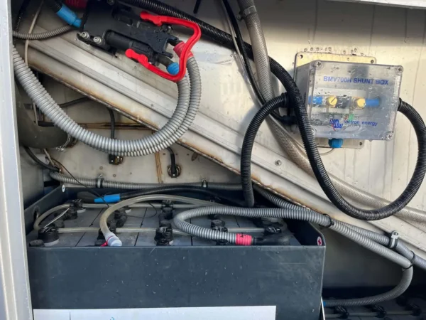 Olympia Icebear Electric – 2013 – Batterirom med shunt for Victron-batterimonitor og tilkoblinger