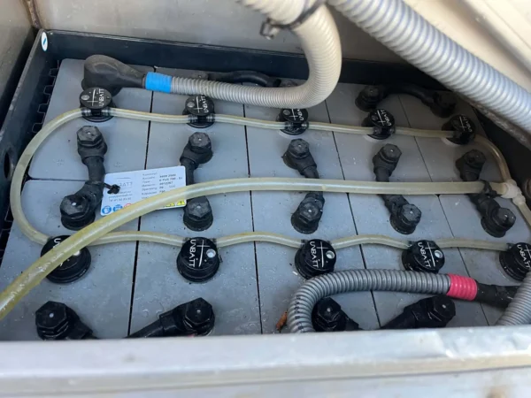 Olympia Icebear Electric – 2013 – Battericeller, celleforbindelser og system for etterfylling av batterivann