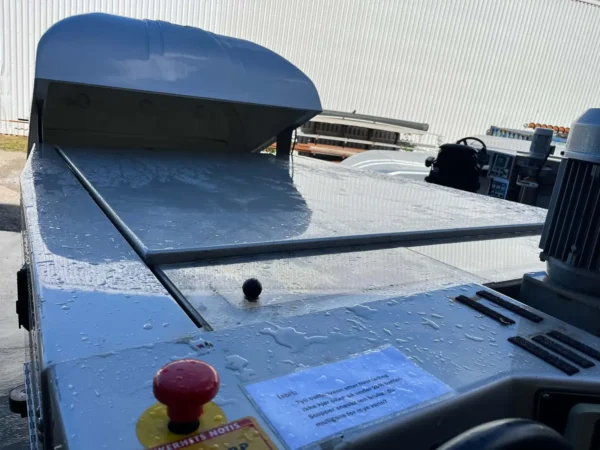 Olympia Icebear Electric – 2013 – Toppdeksel og nødstopp sett fra førerplassen