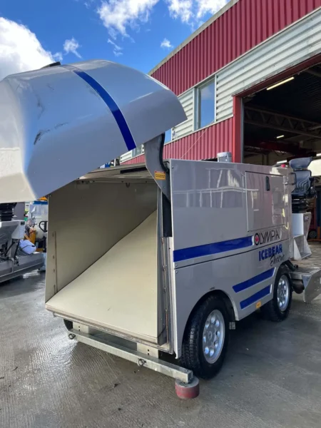 Olympia Icebear Electric – 2014 – Maskinen skrått forfra med åpen snøtank