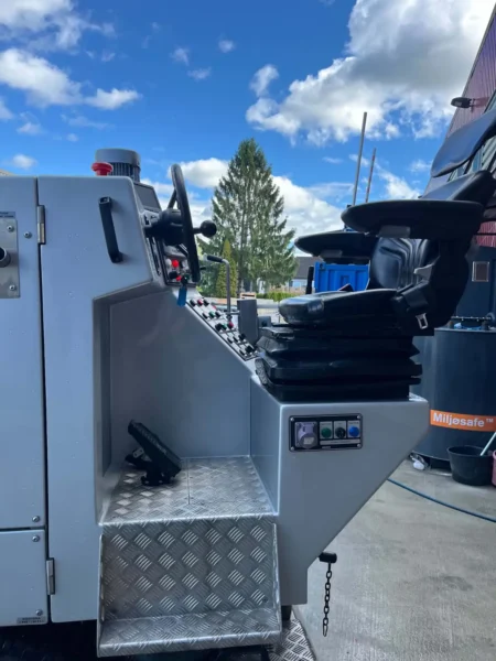 Olympia Icebear Electric – 2014 – Førersete, innsteg og sidekonsoll