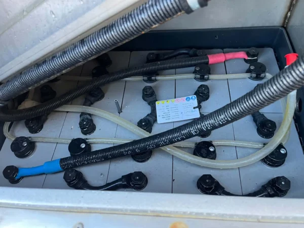 Olympia Icebear Electric – 2014 – Battericeller, polforbindelser og slanger for etterfylling av batterivann