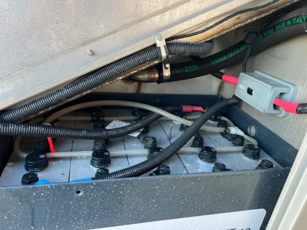 Olympia Icebear Electric – 2014 – Batterikasse med kabler og kapslet sikring