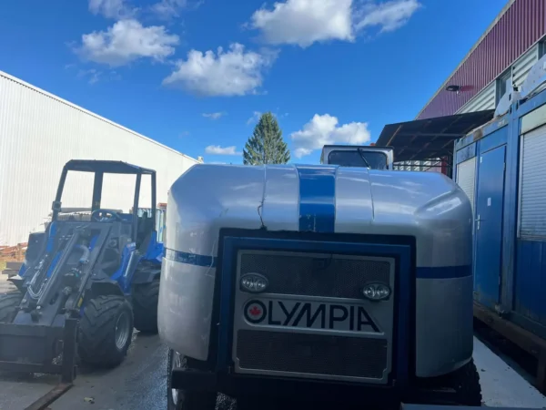 Olympia Millennium H+ – 2000 – Maskinen forfra med lukket snøtank og frontgrill