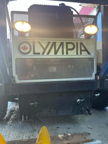 Olympia Millennium H+ – 2000 – Frontgrill og tente frontlys