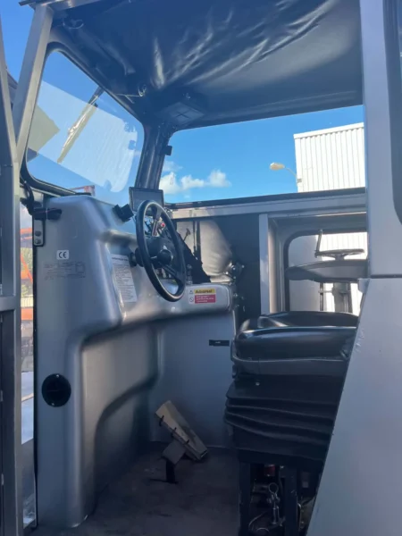 Olympia Millennium H+ – 2000 – Førerhus med sete, ratt og instrumentpanel