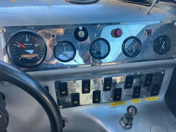 Olympia Millennium H+ – 2000 – Instrumentpanel med turteller, timeteller, kontrollinstrumenter og funksjonsbrytere