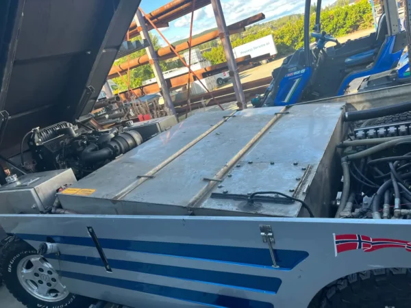 Olympia Millennium H+ – 2000 – Vanntank, motorrom og hydraulikk under løftet snøtank