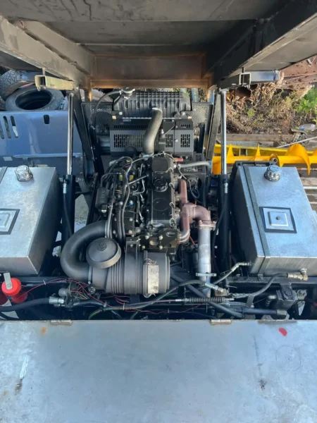 Olympia Millennium H+ – 2000 – Motorrom under løftet snøtank