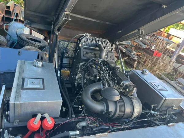 Olympia Millennium H+ – 2000 – Motorrom med luftinntak, tanker og kabeltilkoblinger