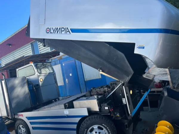 Olympia Millennium H+ – 2000 – Tippet snøtank og løftemekanisme sett fra siden
