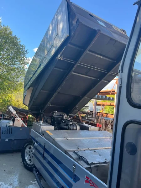 Olympia Millennium H+ – 2000 – Underside av løftet snøtank og løftemekanisme